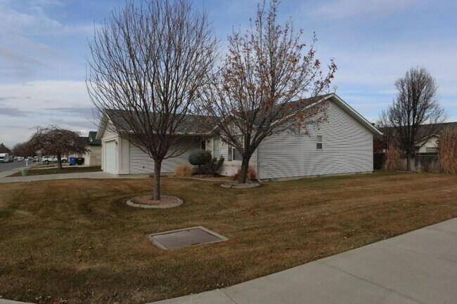 Building Photo - 2589 Ironwood Ave