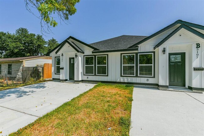 Foto del edificio - 5107 Lyndhurst Dr