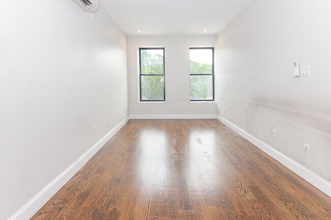 Foto del edificio - 60-80-80 Myrtle Ave