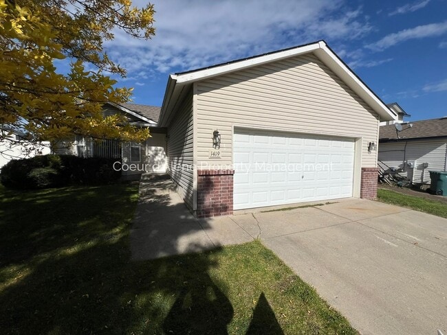 Building Photo - 3 bed, 2 bath house in fantastic location!