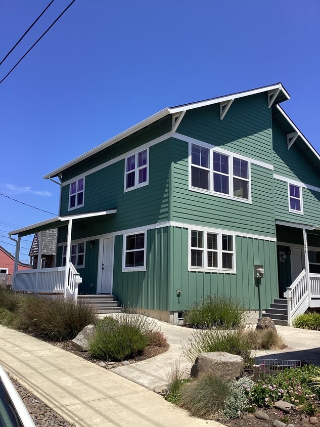 Primary Photo - 670 NW Coast St