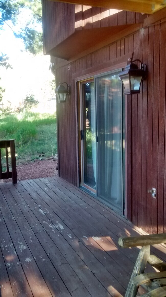 Acceda a Valley View a través de una puerta corrediza con cerradura de combinación con botón pulsador. - 120 Wisp Creek Dr