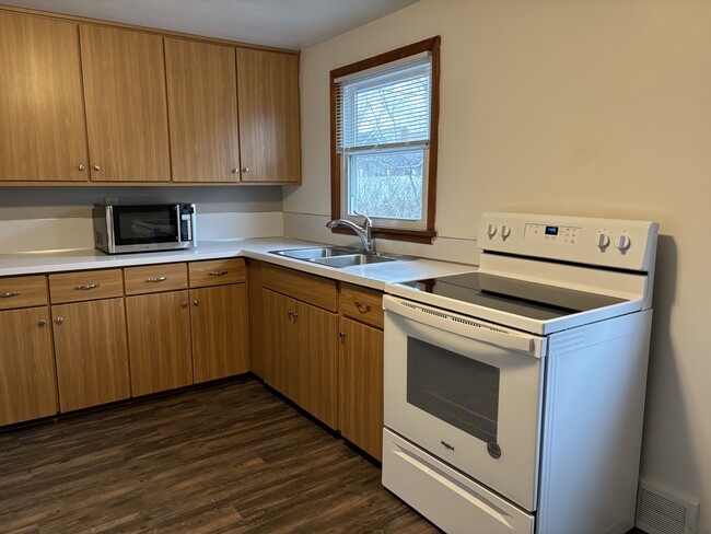 Upper Level Unit - Kitchen - 817 5th St S