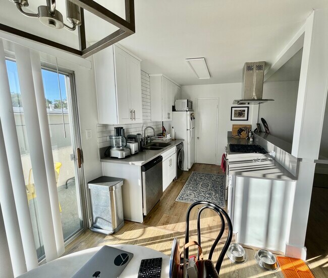 KITCHEN - 1326 S Saltair Ave