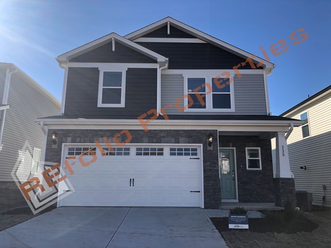 Foto principal - Beautiful 5 Bedroom 3 Bath 2-Car Garage Ho...