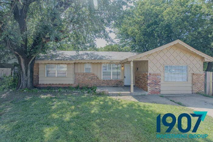 Primary Photo - Charming 3-Bedroom Home in Del City - Read...