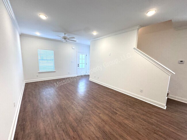 Building Photo - 3BR/3.5BA Stand Alone House in South Grove