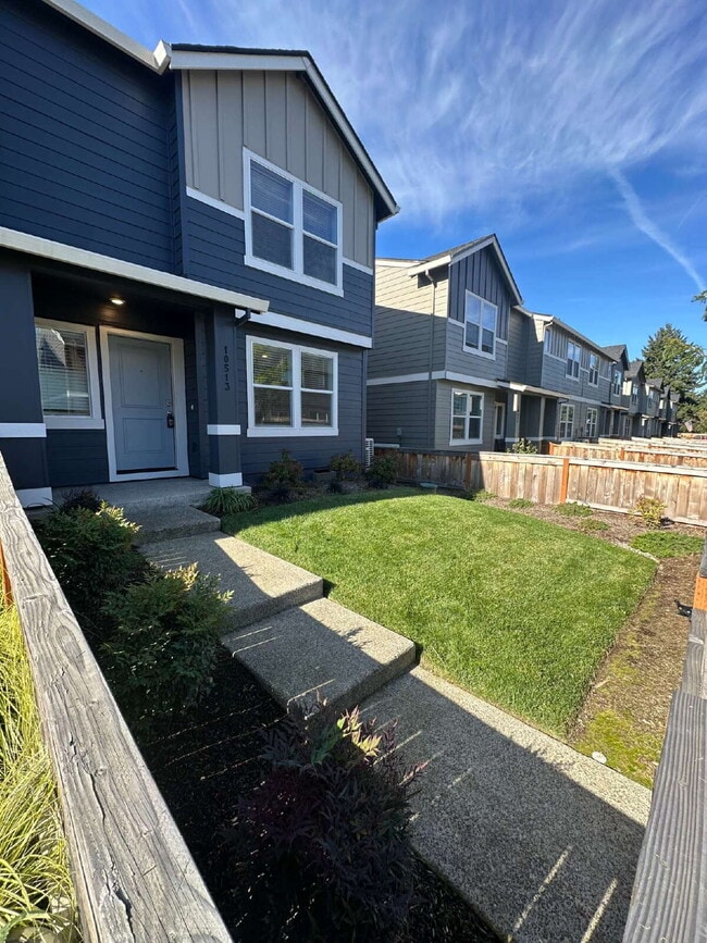 Building Photo - Newer Townhouse in Saddle Club Estates wit...