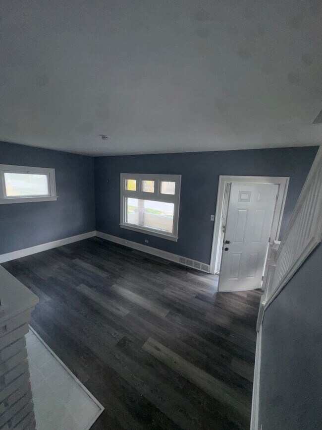 Building Photo - Charming 3-Bedroom Property in Prime Location (SECTION 8 VOUCHERS ACCEPTED)