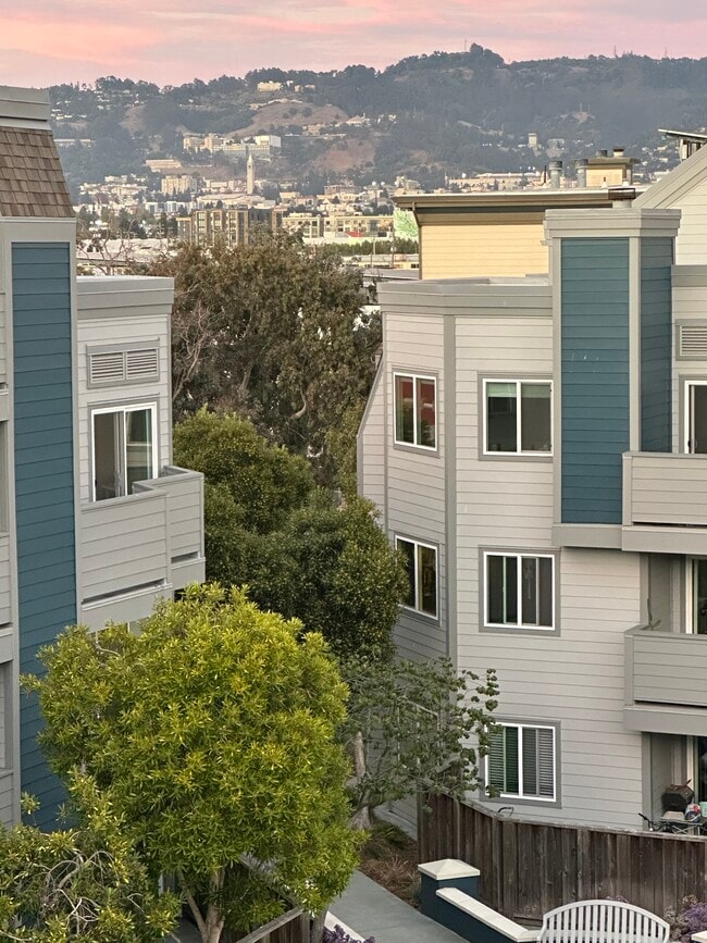 Foto del edificio - 6400 Christie Ave