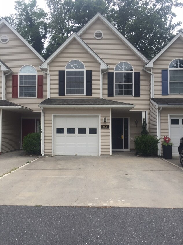 Primary Photo - 1096 Oakdale Ct
