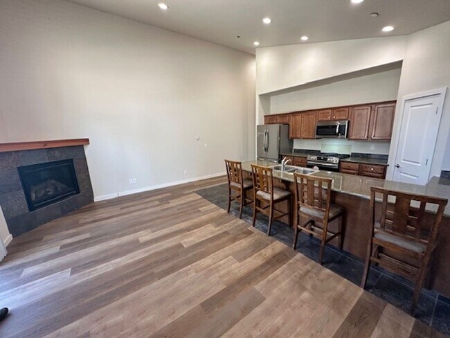 Foto del edificio - Lovely, recently remodeled 3Bd townhouse duplex! Available for viewing now! Call me to inquire to...