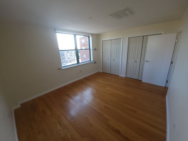 Foto del edificio - Spacious 2 Bd 1 Bath Condo Near North Quin...