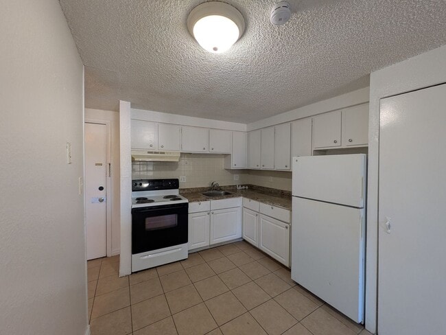 Building Photo - 2 Bed 1 Bath Condo Available NOW!