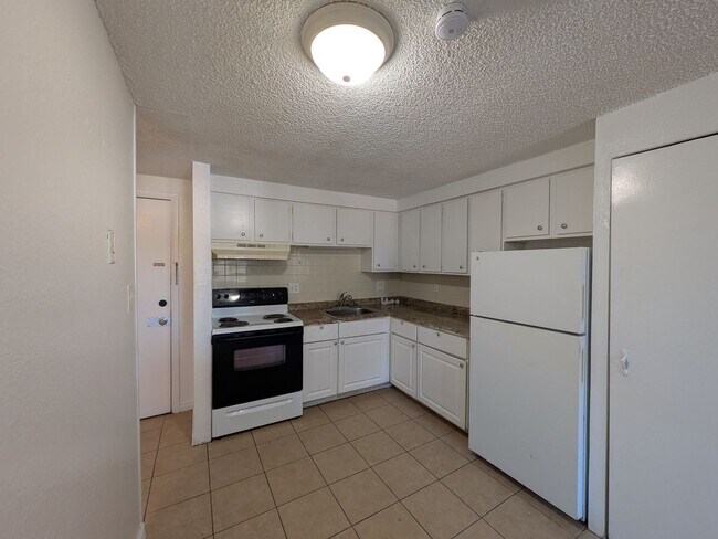 Foto del edificio - 2 Bed 2 Bath Condo Available NOW!