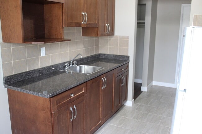 Building Photo - Willow Apartments