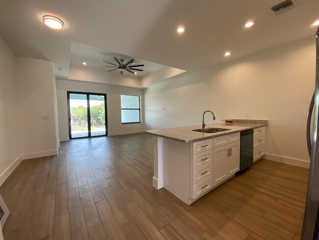 Building Photo - 2307 Magdalina Dr