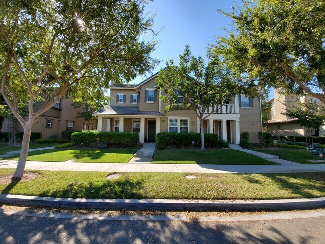 Foto del edificio - Spacious 4 Bedroom 3 Bath Two Story Riverp...