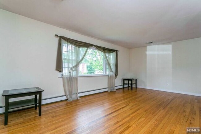 Foto del edificio - 358 McKinley Blvd