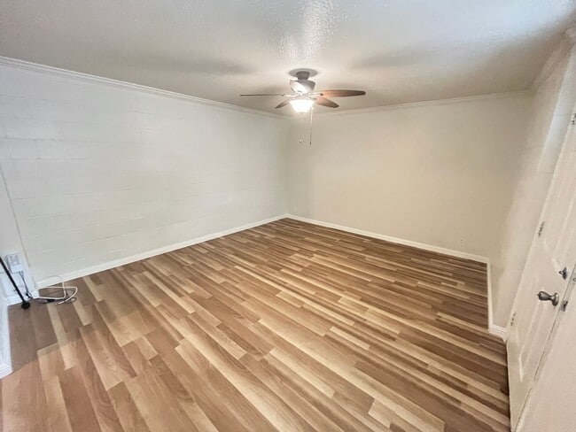 Building Photo - 2 Bed 1 Bath Basement Unit of Duplex House...
