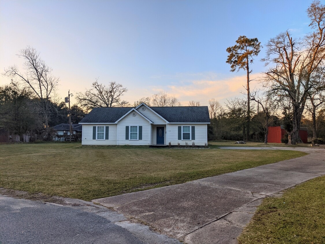Primary Photo - 125 Seaman Dr