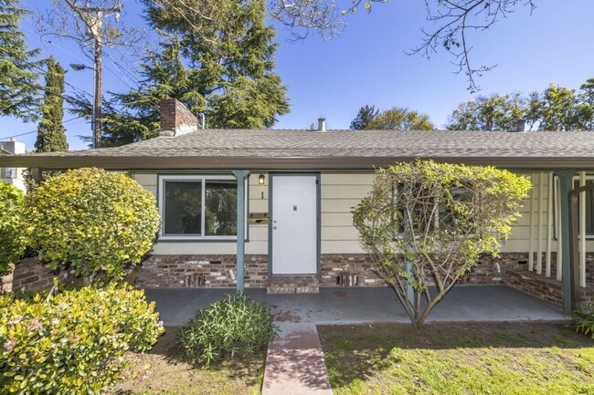 Building Photo - 691 Roble Ave