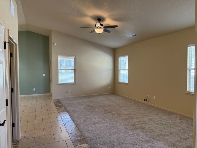 Foto del edificio - Beautiful 4 bedroom, 2 bath, 3 car garage ...