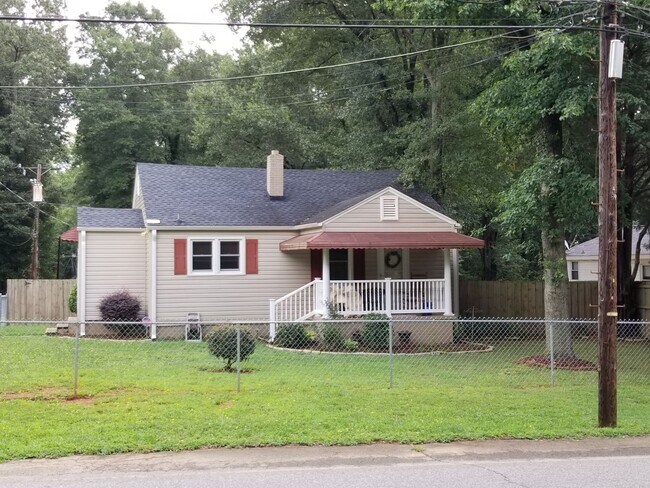 Bonita terraza trasera y porche delantero. - 695 Beaumont Ave