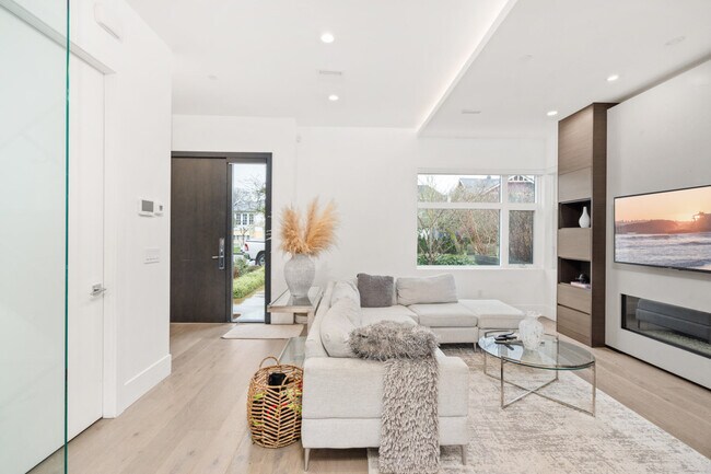 Photo du bâtiment - 641 W 21st Ave