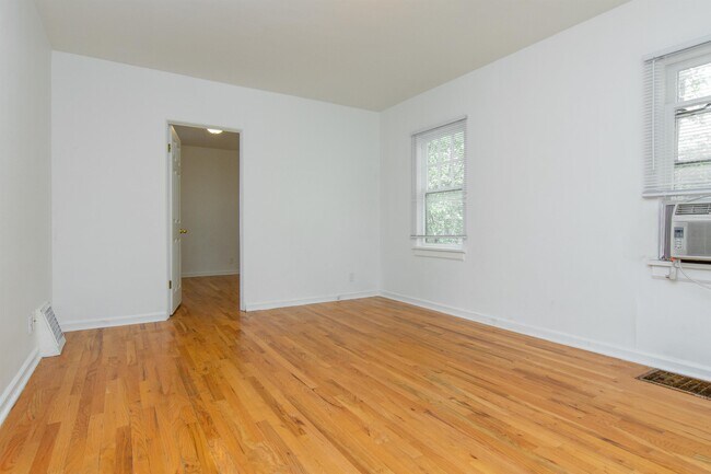 Photo - 2002 View St E House