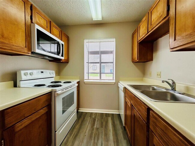 Foto del edificio - 8900 Schick Rd