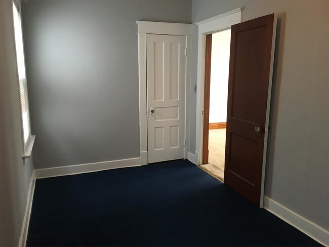 Building Photo - 72 Rejtan St