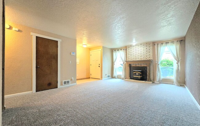 Building Photo - 2 Bedroom Home in Everett  Pet Friendly!