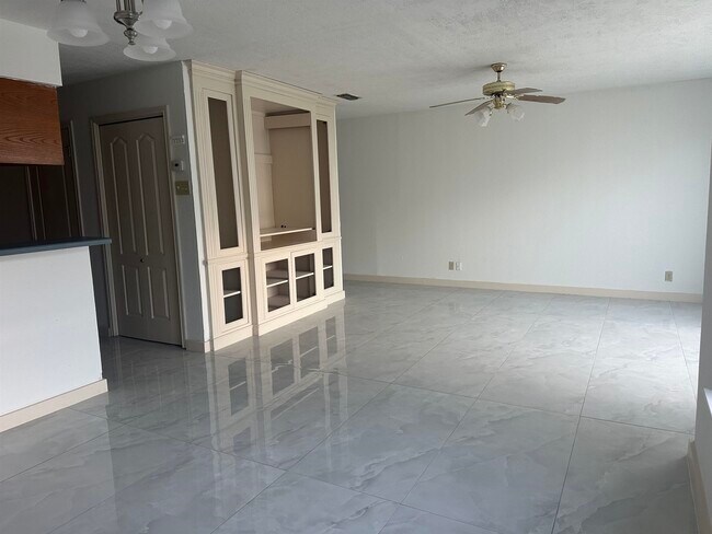 Foto del edificio - 100 W Village Blvd