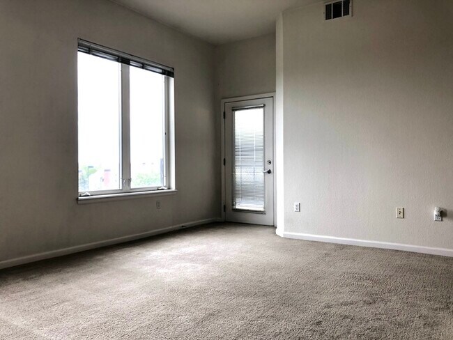 Building Photo - Beautiful Condo in Denver