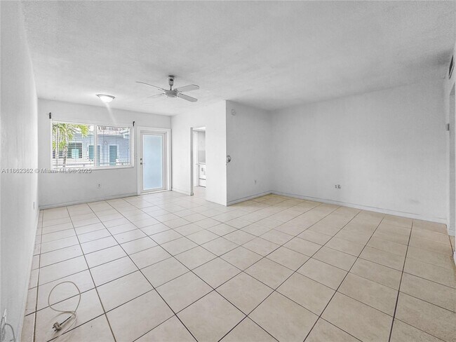 Foto del edificio - 2430 NE 135th St