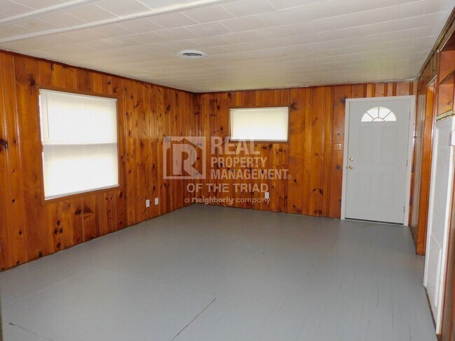 Building Photo - Cute 2 Bedroom/1Bath Cottage on a Cul de Sac