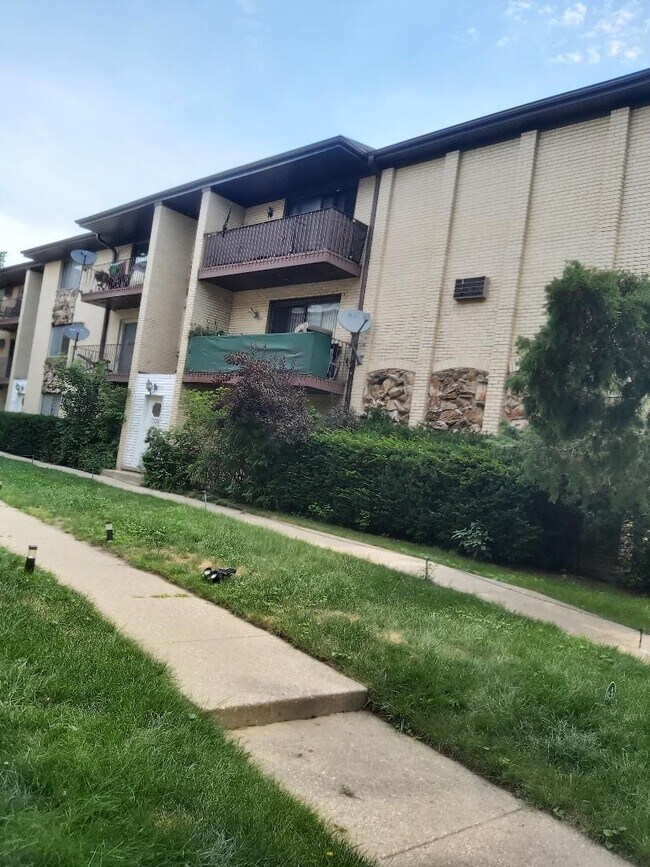MAIN CONDO BLDG - 1324 W Touhy Ave