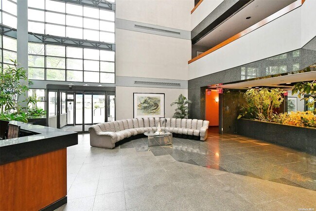 Foto del edificio - 100 Great Neck Rd