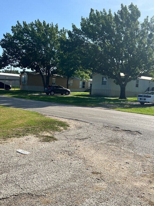 Building Photo - Remodeled 5 Bed | 2 Bath Mobile Home on Ha...