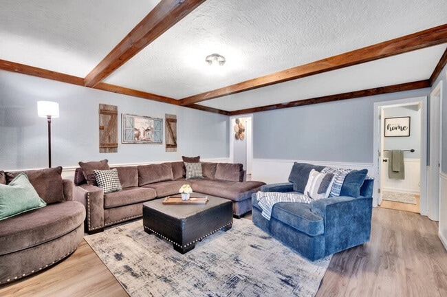 Building Photo - 10 High Meadows Dr