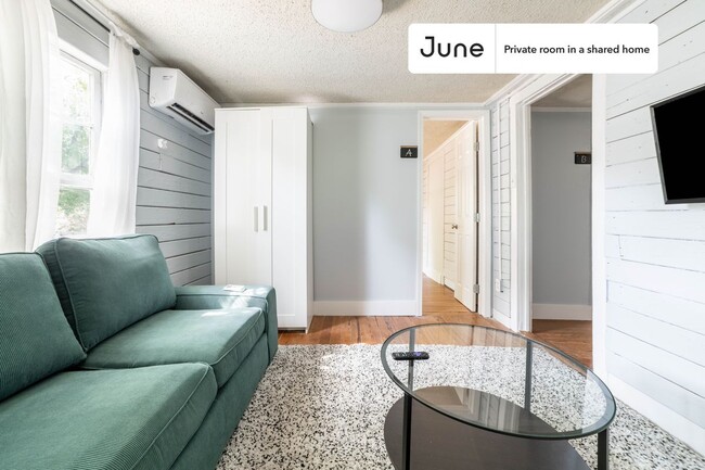 Foto del edificio - Private bedroom in 3 bed/1 bath Home