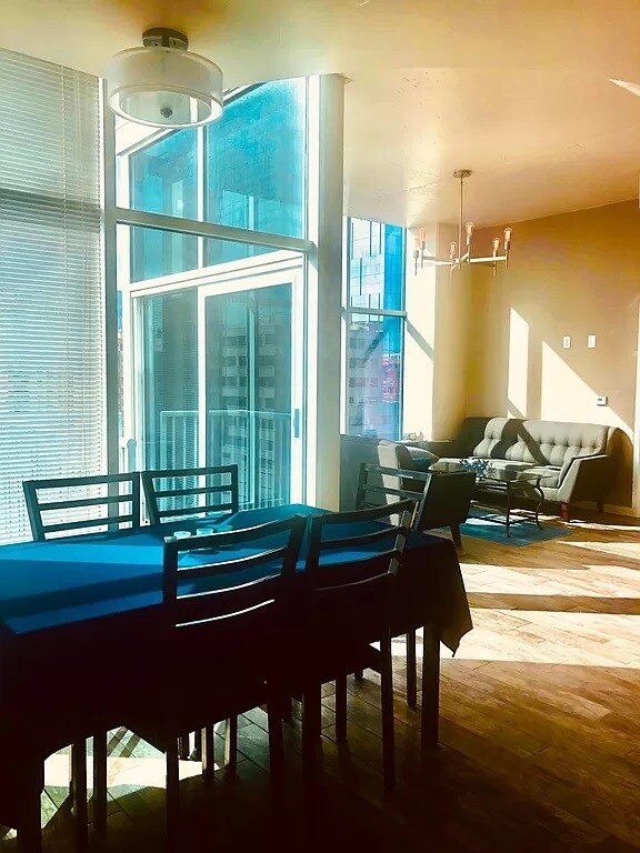 Comedor y sala de estar - 1700 Bassett St