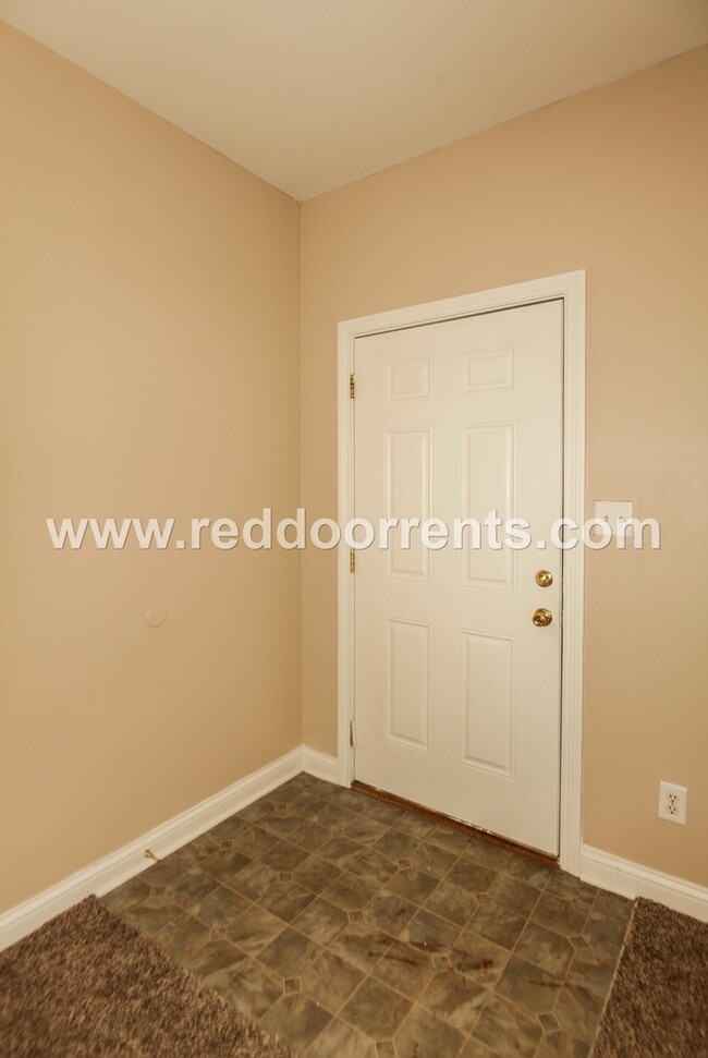 Foto del edificio - Coming Soon! Indy Brick 3 Bed, 2 Bath. Nea...