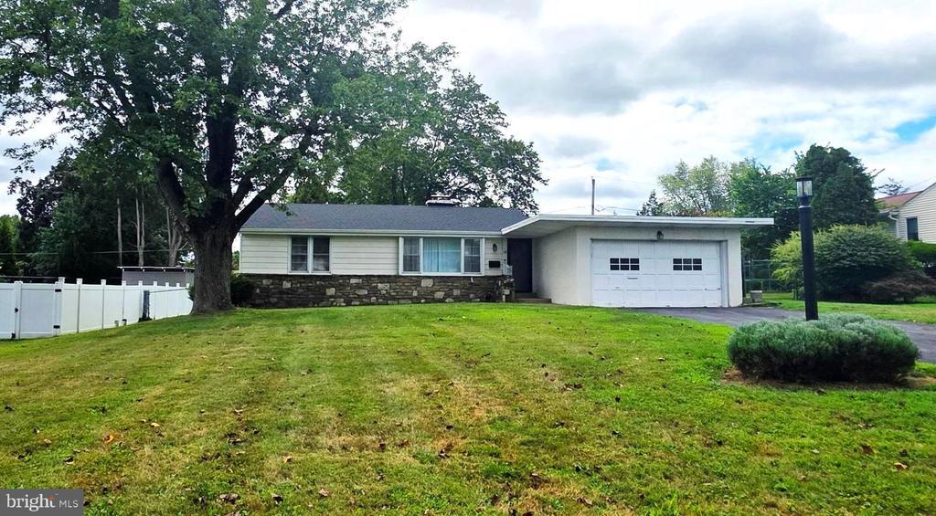 Primary Photo - 16 Brook Ln
