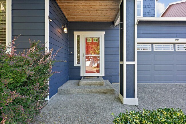 Foto del edificio - Beautiful 4 Bedroom Lacey Home with Formal Dining, Bonus Landing & Fully Fenced Yard!