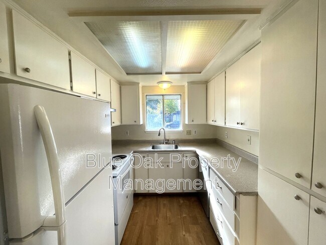 Foto del edificio - 2742 White Ave