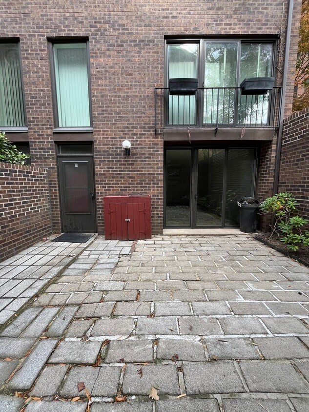 Foto principal - Spacious Three Bedroom Townhome in Society...