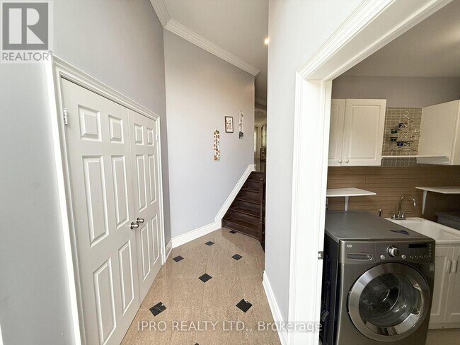 Photo du bâtiment - 5591 Whitehorn Ave