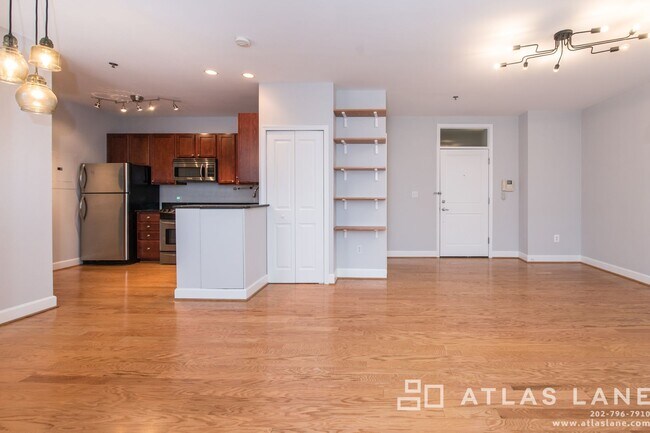 Foto del edificio - 1 Bed/1 Bath off 14th St NW!